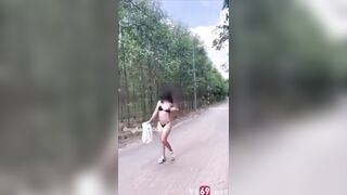 Độc lạ, e gái Mỹ Hạnh phô dâm đái giữa đường xong cho ngla địt trần