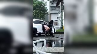 bắt quả tang, nhỏ chạy xe sang mà lại tè bậy nhé!