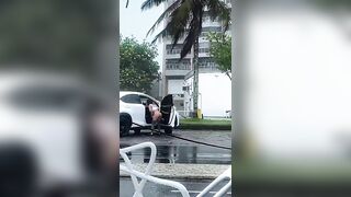 bắt quả tang, nhỏ chạy xe sang mà lại tè bậy nhé!