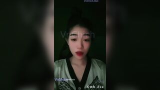 Nửa đêm Mẹ đang ngủ cạnh mà e gái dại trai vẫn dâm show lồn