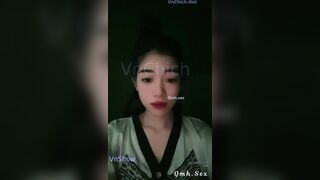 Nửa đêm Mẹ đang ngủ cạnh mà e gái dại trai vẫn dâm show lồn