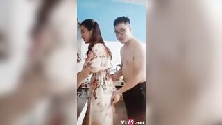 Địt con vợ vú đẹp dáng ngon trong bếp