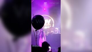 Full clip Tại H clup ở Bãi cháy, E gái việt nhảy khoả thân thủ dâm