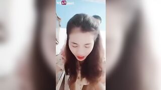 Em đang nấu ăn anh cũng kéo váy lên chịch ngay tại bếp