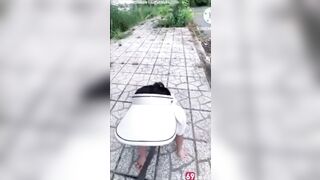 Độc lạ e myhanh thủ dâm lúc đợi xe buýt cho người lạ sờ lồn