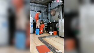 Thanh niên tốc váy vợ thg bạn sờ quần hiếp dâm luôn trong bếp