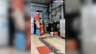Thanh niên tốc váy vợ thg bạn sờ quần hiếp dâm luôn trong bếp