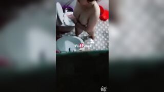 Quay lén chị họ vú to tắm, xem đến cuối thì bị phát hiện
