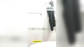 Em kính Cận Đi Tắm Gọi Video Với Bạn Thân