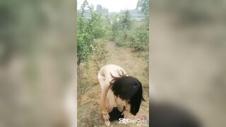 Bé học sinh bị lột  đánh ghen