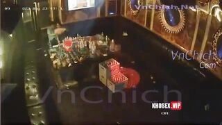 Hack camera, Bố già chịch nhân viên Karaoke xong bắt thg ctrai vét máng