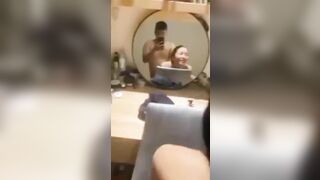Cuộc tình trước gương ướt át