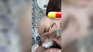 Độc lạ, Địt xong bắt e vào phòng tắm xả nước đái lên người bé nó