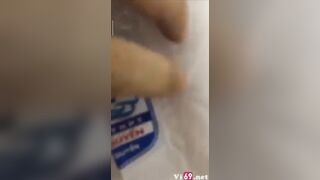 Lén bóp vú con bạn thân trước khi đi học ở trường, nhanh lên sắp muộn r