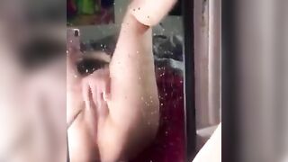 Thủ dâm sướng quá bắn ướt hết cả gương