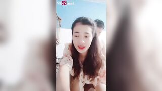 Em đang nấu ăn anh cũng kéo váy em lên chịch ngay tại bếp 2