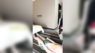 Gái xinh bạo dâm con đĩ của mình bắt uống nước đái và liếm quần lót liếm giày