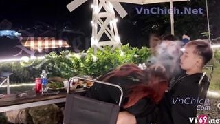 Số hưởng thanh niên ngồi cafe chill mà lại đc 2 cô bạn thi nhau bú cu