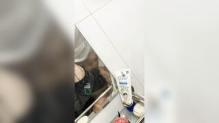 Sinh viên nứng quá lôi nhau vô nhà vệ sinh chịch