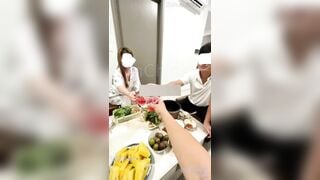 Sinh nhật bạn thân nên Đem vợ tặng 1 đêm xuất trong vào lồn vợ