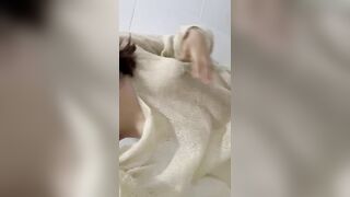 Em gái mới lớn mắt kính ở nhà một mình nứng lồn quá thủ dâm cho bớt ngứa lồn phần 1