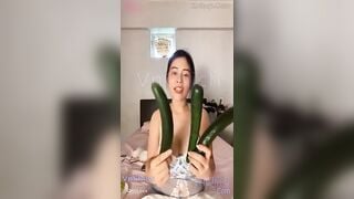 Độc lạ Hà My lên Tiktok bán dưa chuột xong thử dưa ngay trên Live tiktok