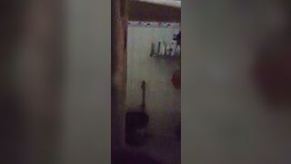 Quay lén con em gái dáng ngon rửa lồn