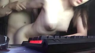 Đang ngồi làm việc thì em cởi đồ làm luôn một nháy trên bàn 2
