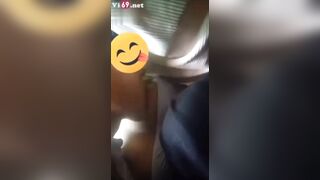 vạch bú vú bạn thân trong quán trà sữa bị chủ quá phát hiện