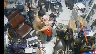 Quay lén cặp đôi địt trong tiệm đồ cũ bị khách hàng phát hiện phốt