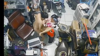 Quay lén cặp đôi địt trong tiệm đồ cũ bị khách hàng phát hiện phốt