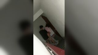 lén quay thằng nhỏ và bạn gái của nó đang hú hí với nhau ở trước cửa phòng nó kìa!