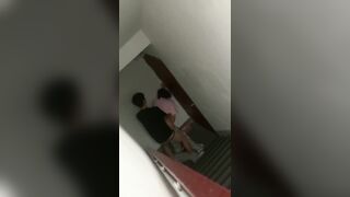 lén quay thằng nhỏ và bạn gái của nó đang hú hí với nhau ở trước cửa phòng nó kìa!