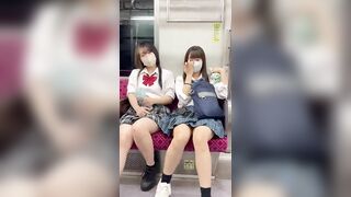 Bạo vãi lồn trên tàu điện mà 2 e thủ dâm đái ra đầy nước trên tàu
