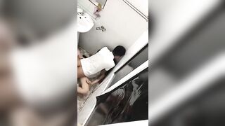 E gái say rượu bị thg chủ quán đi theo vào WC hiếp dâm xuất tinh đầy mặt