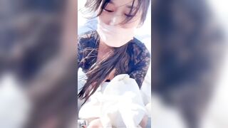ả dùng concu giả tự sướng ngoài khu đất trống ngay giữa trời nắng chói chang mùa hạ!