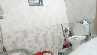 Quay lén chị họ tắm