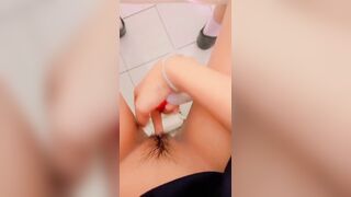 Bé học sinh vào toilet trường thủ dâm bị BGH bắt được