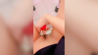 Bé học sinh vào toilet trường thủ dâm bị BGH bắt được