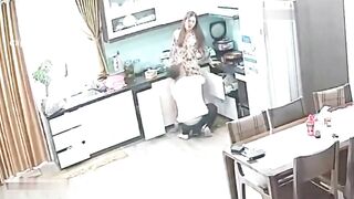 Nấu ăn thì bị chồng banh ra địt, Từ bếp lôi ra ghê xô pha