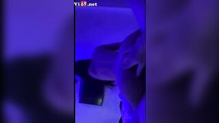 Em chăm chú liếm cục thịt, anh thì nằm móc lồ...