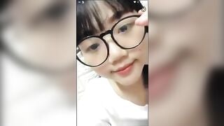 Em gái mới lớn ở nhà nứng lồn quá live thủ dâm cho bớt ngứa lồn