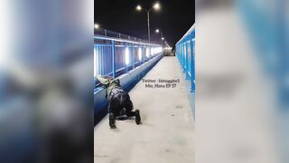 e gái bị ngất trên cầu sữa từ lồn chảy tung toé