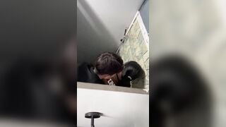 Bọn học sinh địt nhau trong toilet lúc tham quan bị quay lén phát hiện