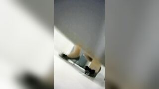 Clip Quay Lén Gái Đẹp Đi Đái Trong Toilet Công Ty