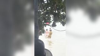 Đúng là gần thiên nhiên thì thư giãn quay lén các anh chị tắm sông cũng nhau hồn nhêá