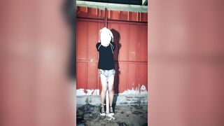 E gái bị trói ở cột sắt làm sữa chảy ướt hết quần áo