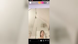 Khoe Vú Bự Lúc Tắm Chat Sex Với Người Yêu