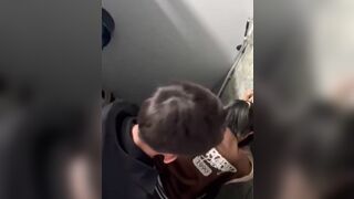 Địt em học sinh trong wc quán nước nhờ bạn quay lại video