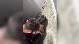 Địt em học sinh trong wc quán nước nhờ bạn quay lại video